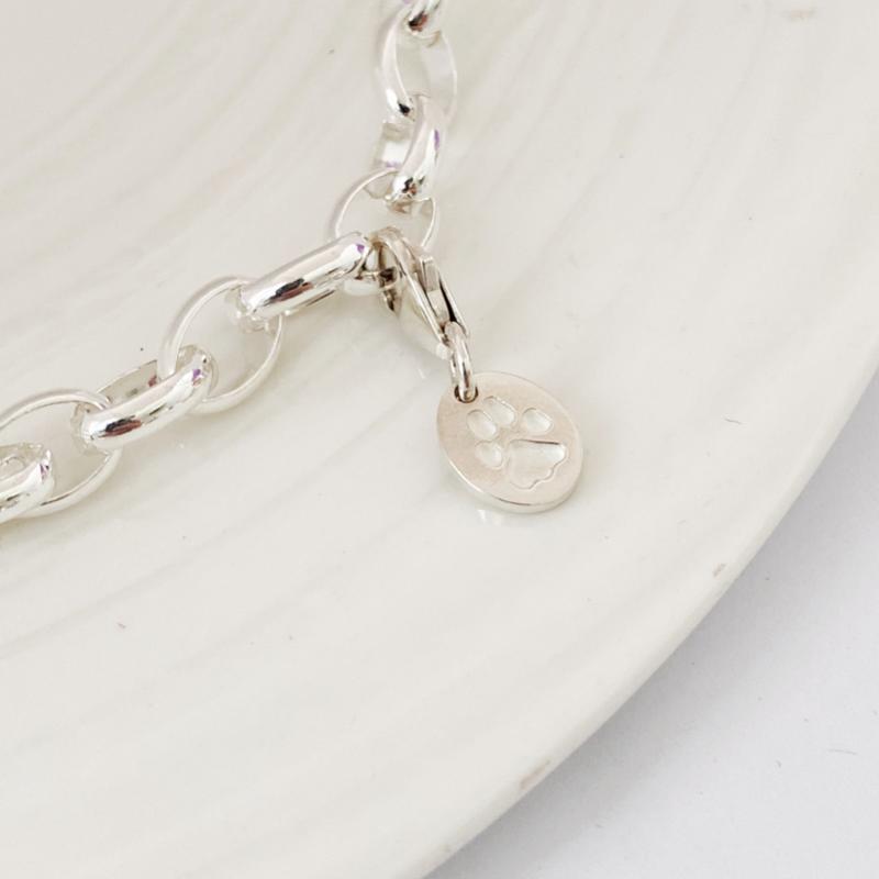 If you’re looking to add some extra sentimental flair to your jewelry, this oval charm may be just what you’re looking for. This oval charm has been expertly hand-scaled down from the prints of your loved one’s hand or footprint, and it can be engraved on one side with their name or initials, making this bracelet truly personal and sentimental in every way possible.