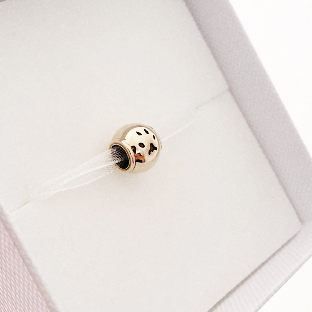 The Pawprint Charm Bead is a sentimental keepsake made out of pawprints taken from your pet. This bead can be personalised with up to one name and engraving on the heart charm (either sent through our  Mess Free Printing Kit or if you have prints already). 